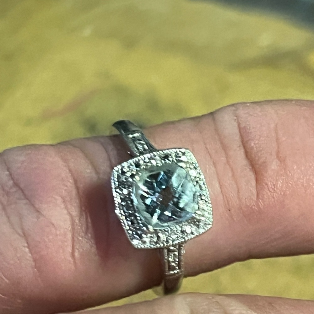 10 k white gold diamond chip ring very beautiful ring